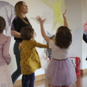 STREFA ZABAWY „Tańczące liście” – warsztaty taneczno-muzyczne dla dzieci  prowadzenie: Anna B